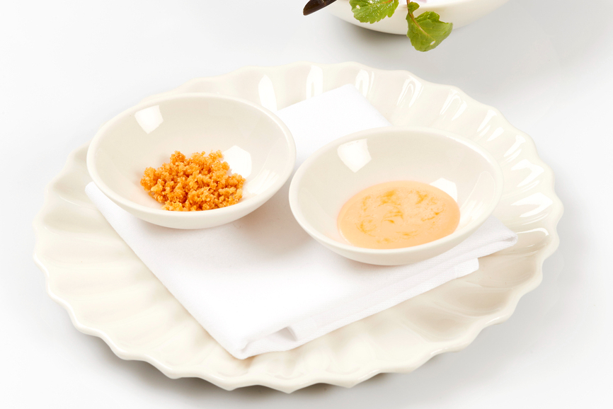 以海鮮提味的沙拉盤「生菜佐香酥 扇貝和鱒魚籽膠」。