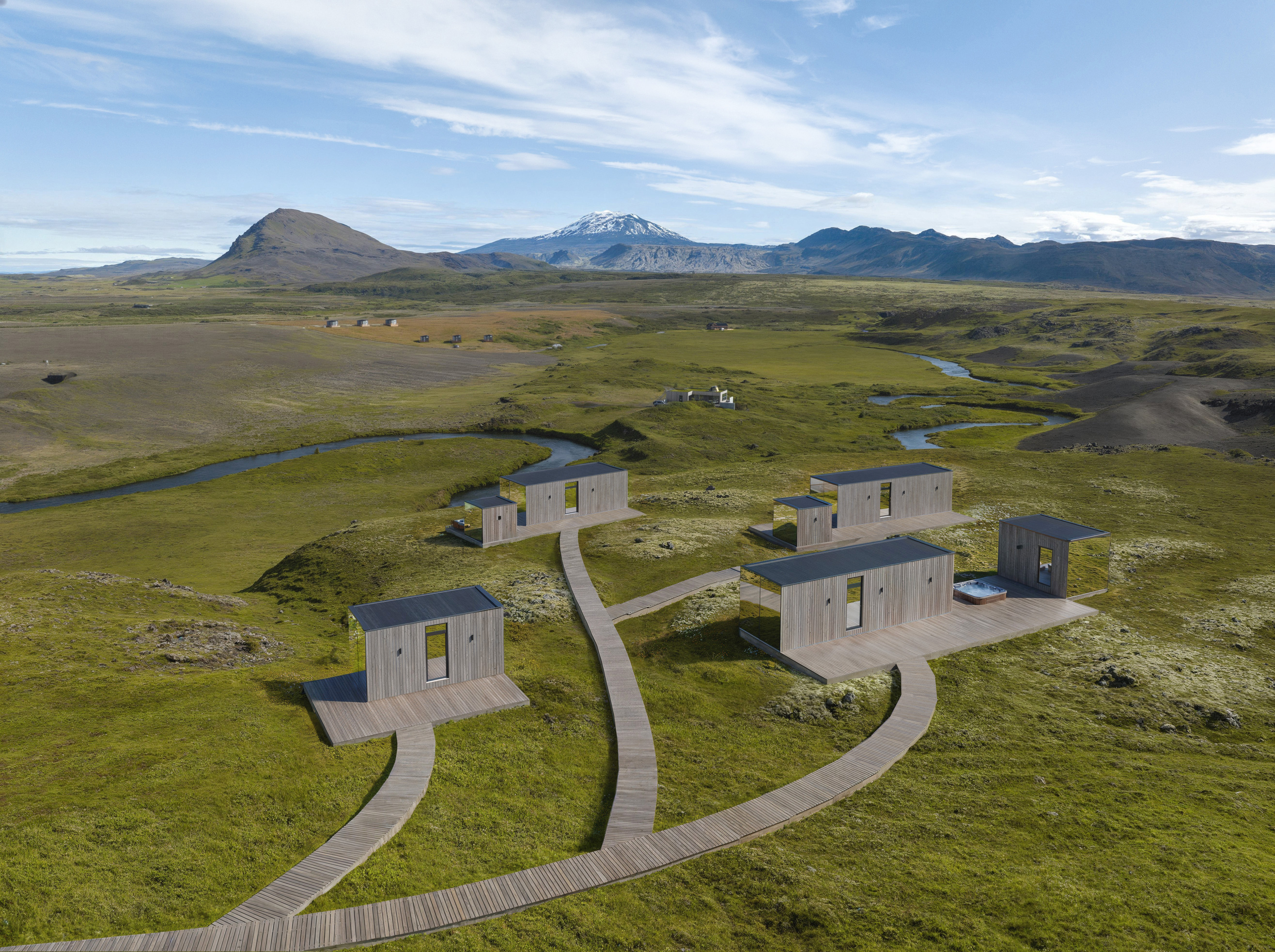 望向赫克拉火山的鏡面木屋設計，讓小屋群自然融入周遭景觀中。