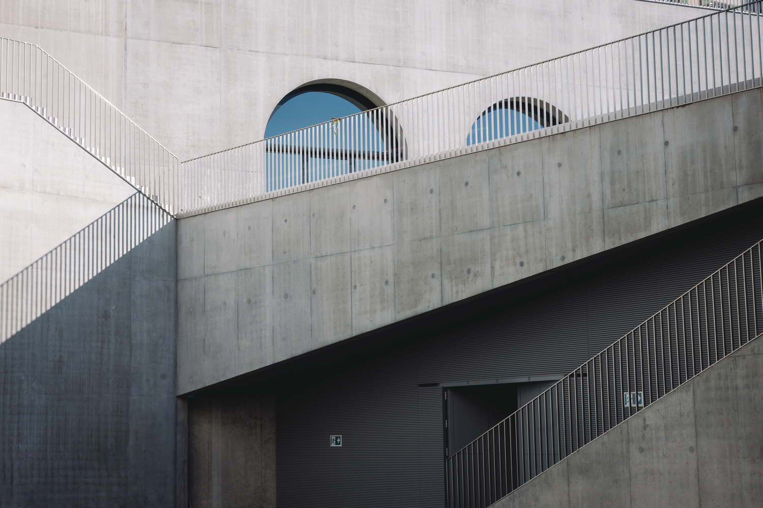 整個新展館從建築到下沉式庭院，都是以混凝土建造而成。（ Photo by Matthieu Gafsou ）