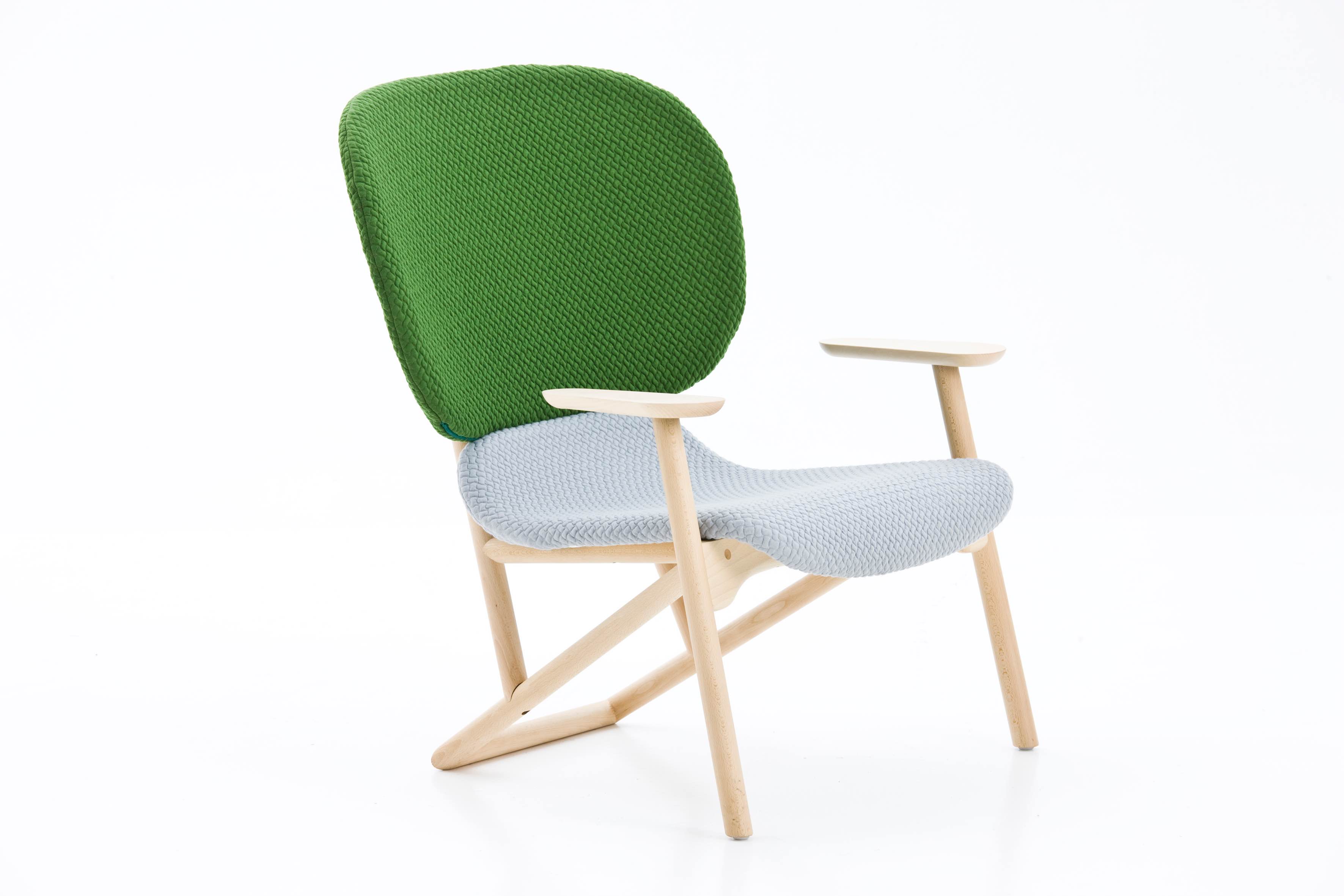 在德文中意指清新、西班牙文帶著寧靜意思的 Klare 單椅，可看出 Patricia Urquiola 在外型上強調其輕巧與優雅的質感。