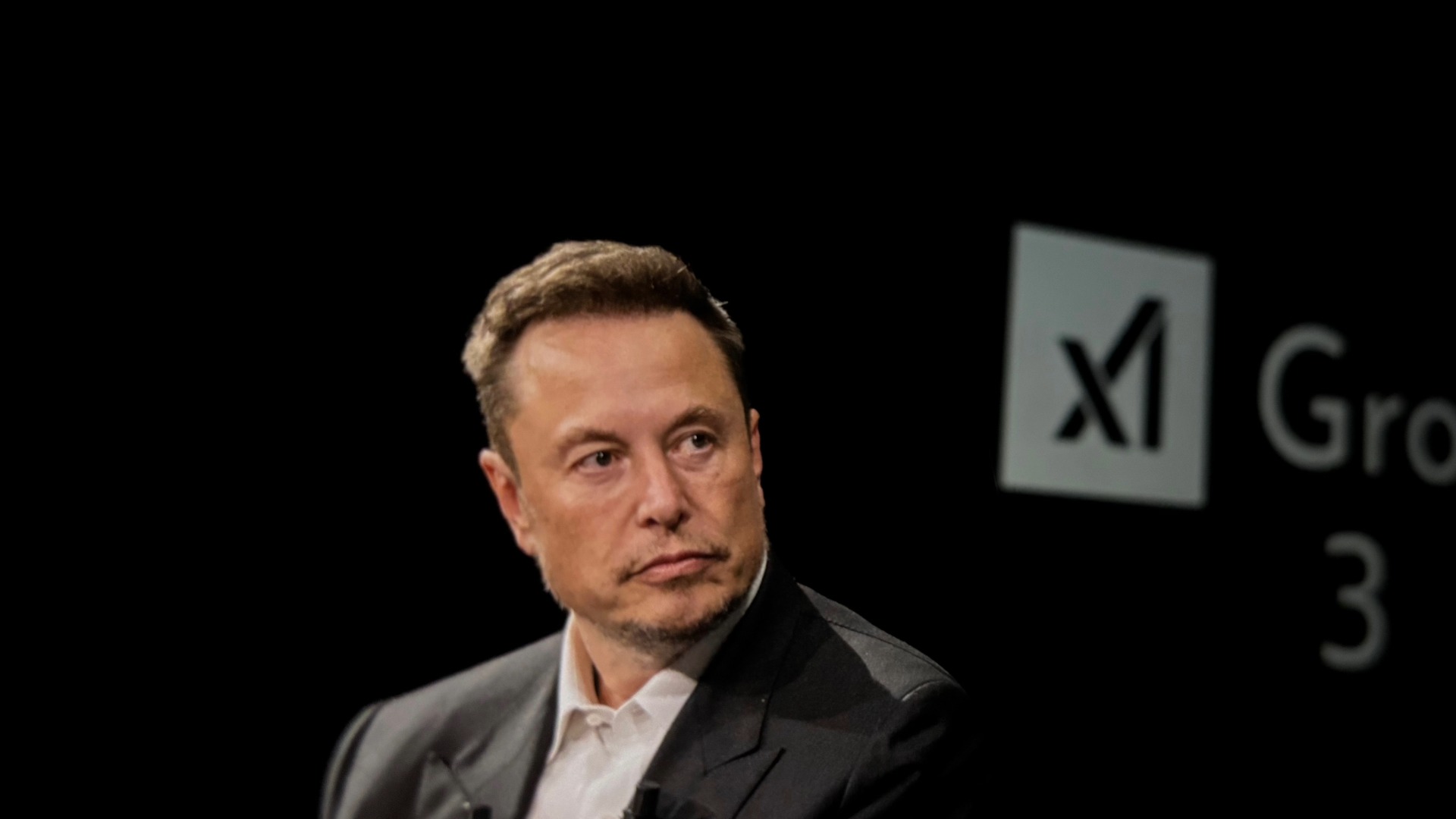 FROM SILICON TO SATELLITES: THE AI SUPREMACY RACE EXPANDS TO ORBIT 從晶片戰到衛星戰：AI 霸權競逐挺進太空