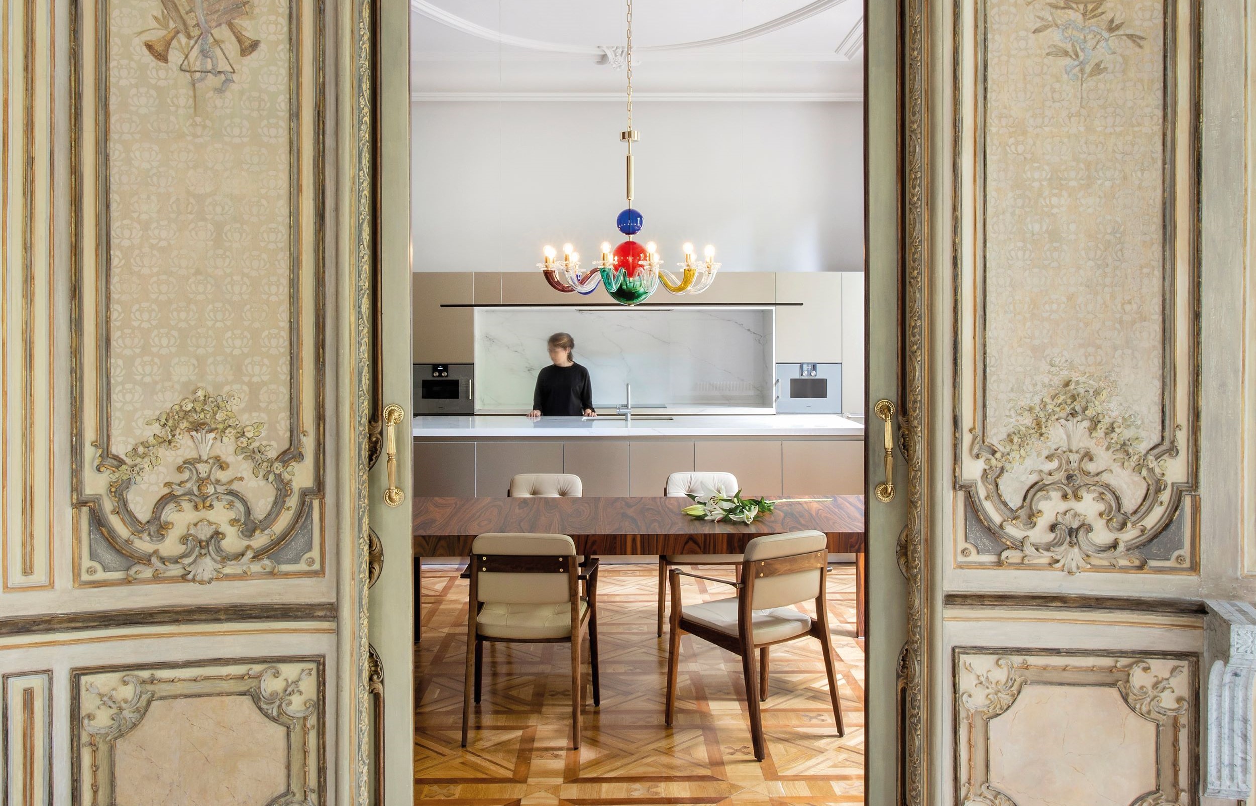 以現代語彙為復刻基調，Casa Burés 保持並聚焦於建築華麗原始的特性。