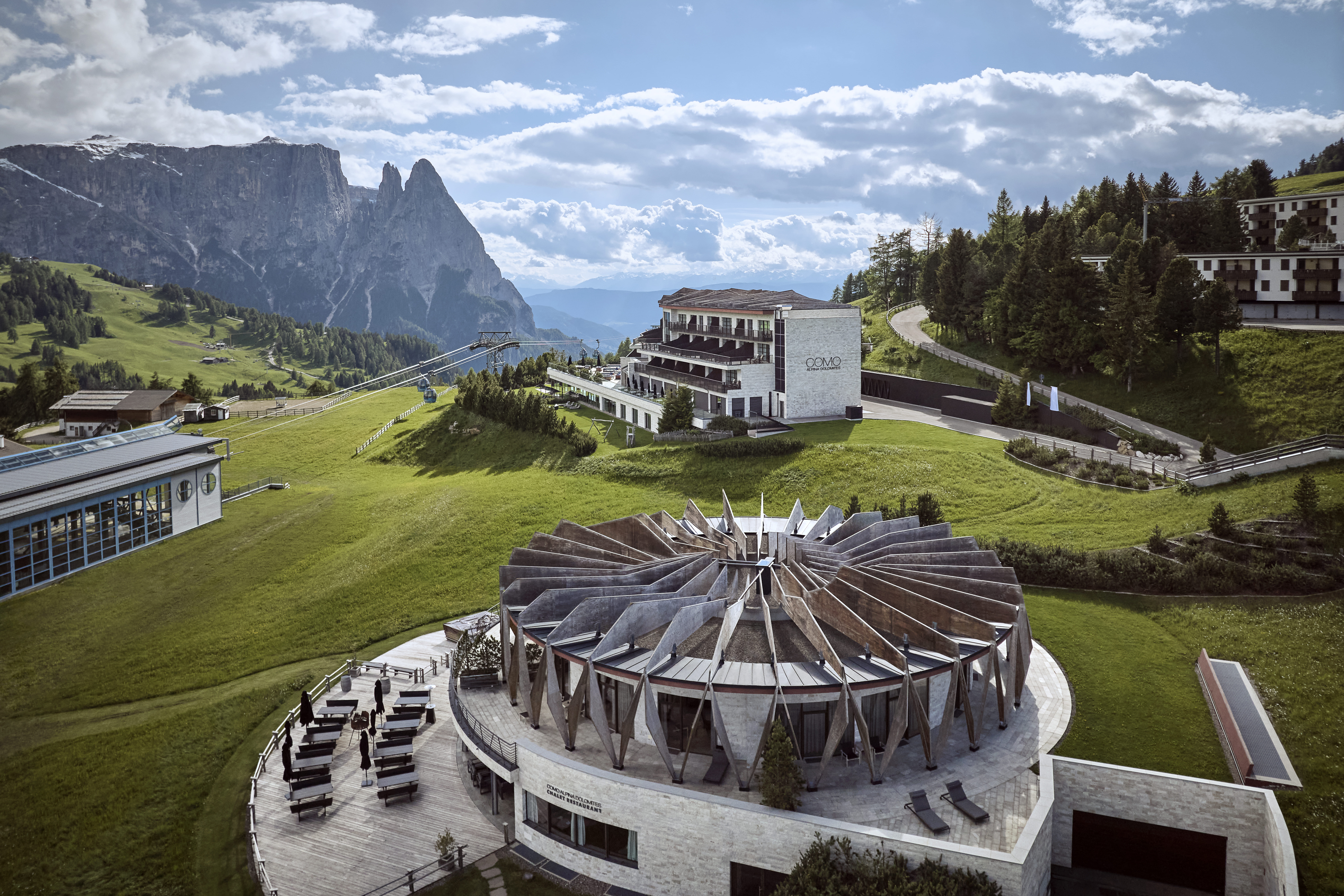 建築外觀以石英岩與木材為主， 彷彿從山壁中自然生長而出。