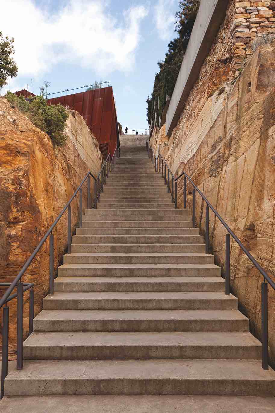 進入 MONA 前得先挑戰 99 個台階登上制高點。