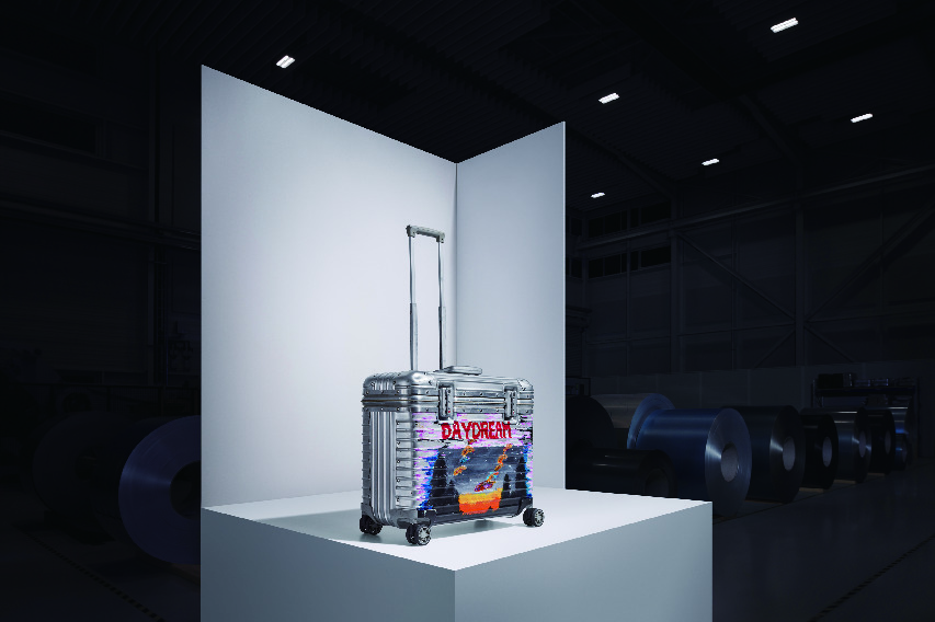 蔡依林的行李箱也在展示之列中，這款陪她征戰米蘭時裝周的登機箱是她帶上飛機的隨身「零食箱」。箱身外有她自製的塗鴉彩繪「DAYDREAM」，鼓勵自己要勇敢做夢!