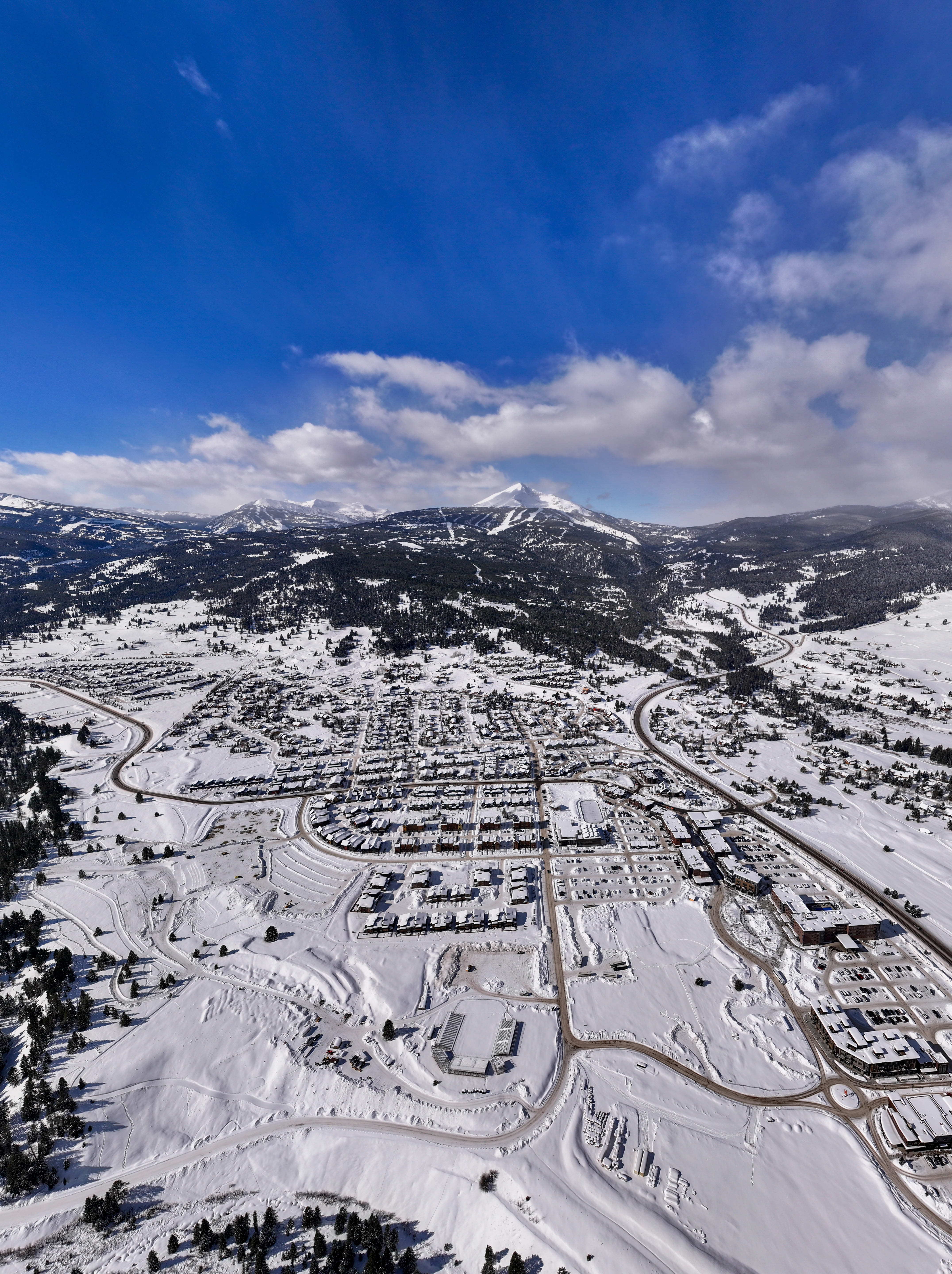 面積廣大的 Big Sky 滑雪場，提供有豐富多樣的滑雪地形。 （ Photograph by Jonathan Stone）