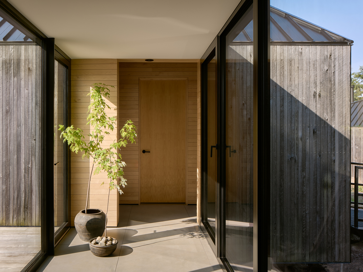 絕佳的開窗方向與自然通風配置，四季舒適自如。