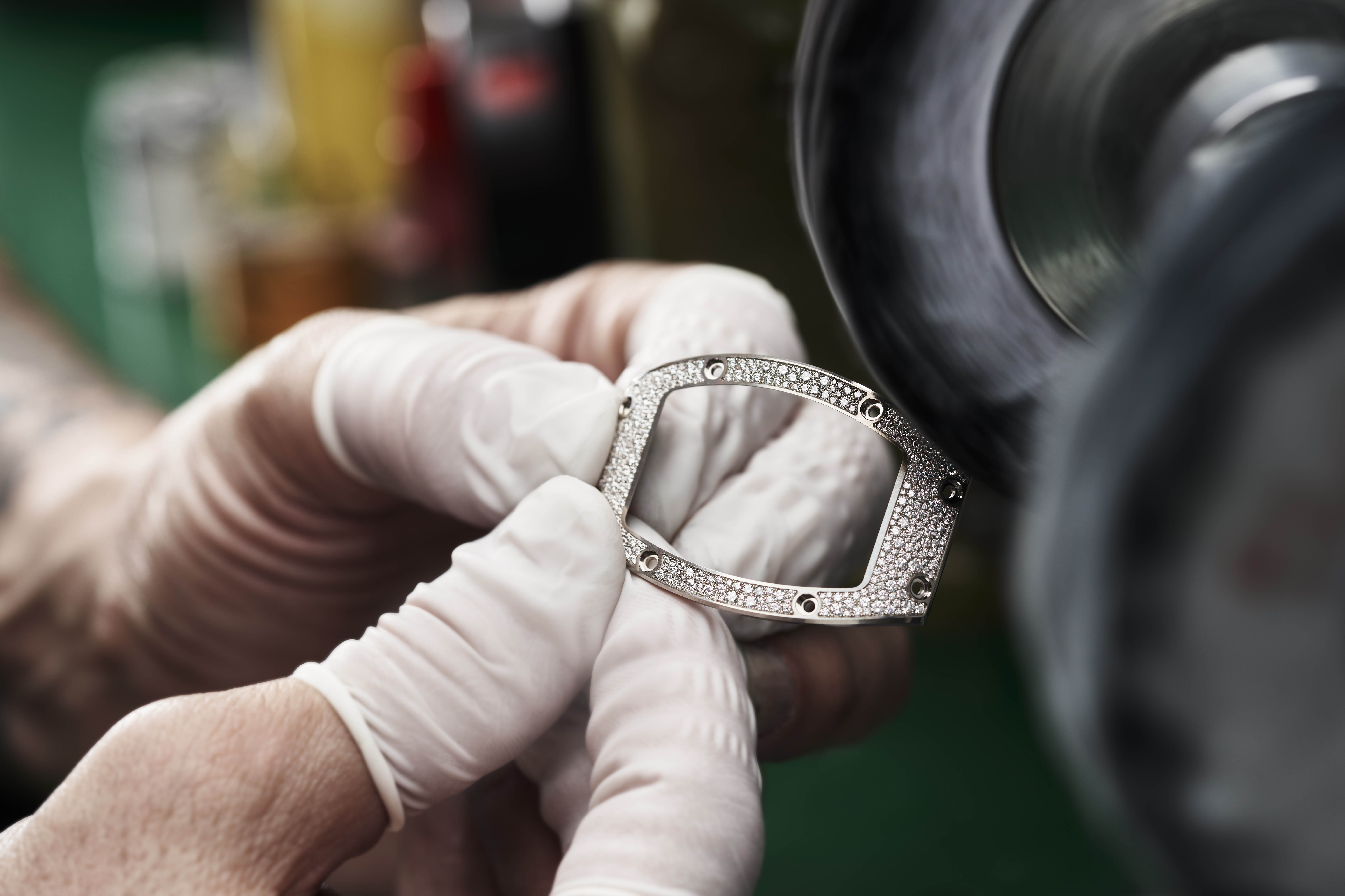 雖然樂於接受新技術、新材質與 新挑戰，但 RICHARD MILLE 始終堅持手藝與作工才是根本，也因此特別尊重製錶師的專業。