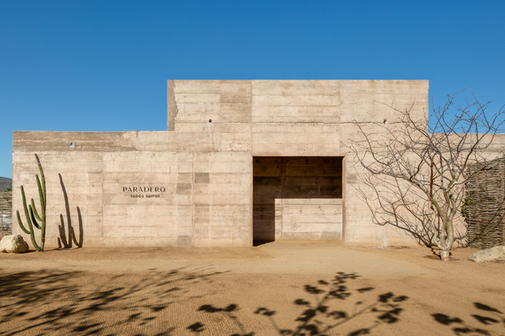 與土地色系相互延伸的 Paradero Hotel 混凝土建築，是漠地裡最質樸又奢華的僻靜地。