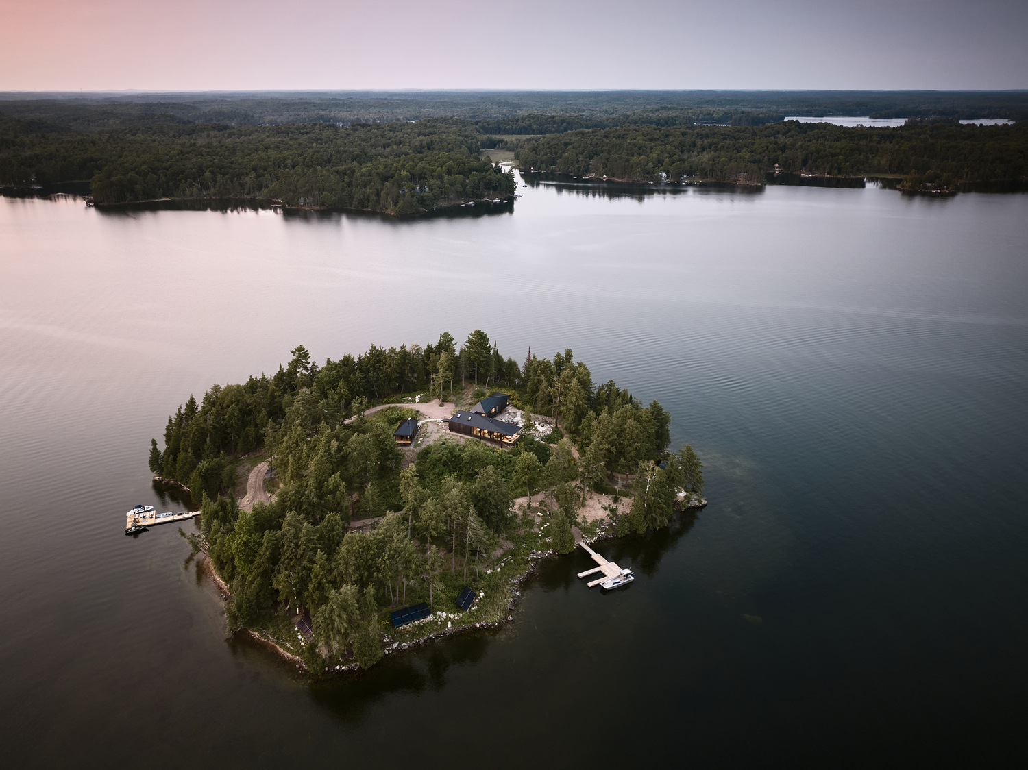 基地位於幽僻湖心島上，挑戰設計和施工過程， 最終建成一座遠離塵囂度假宅。
