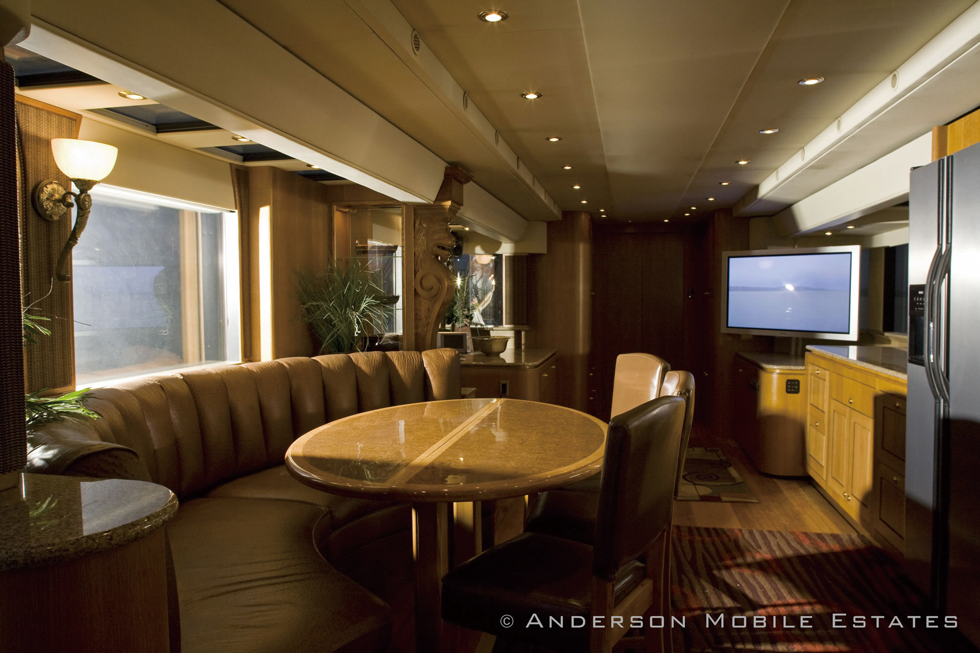 ANDERSON MOBILE ESTATES The Heat車內用料高檔豪華。