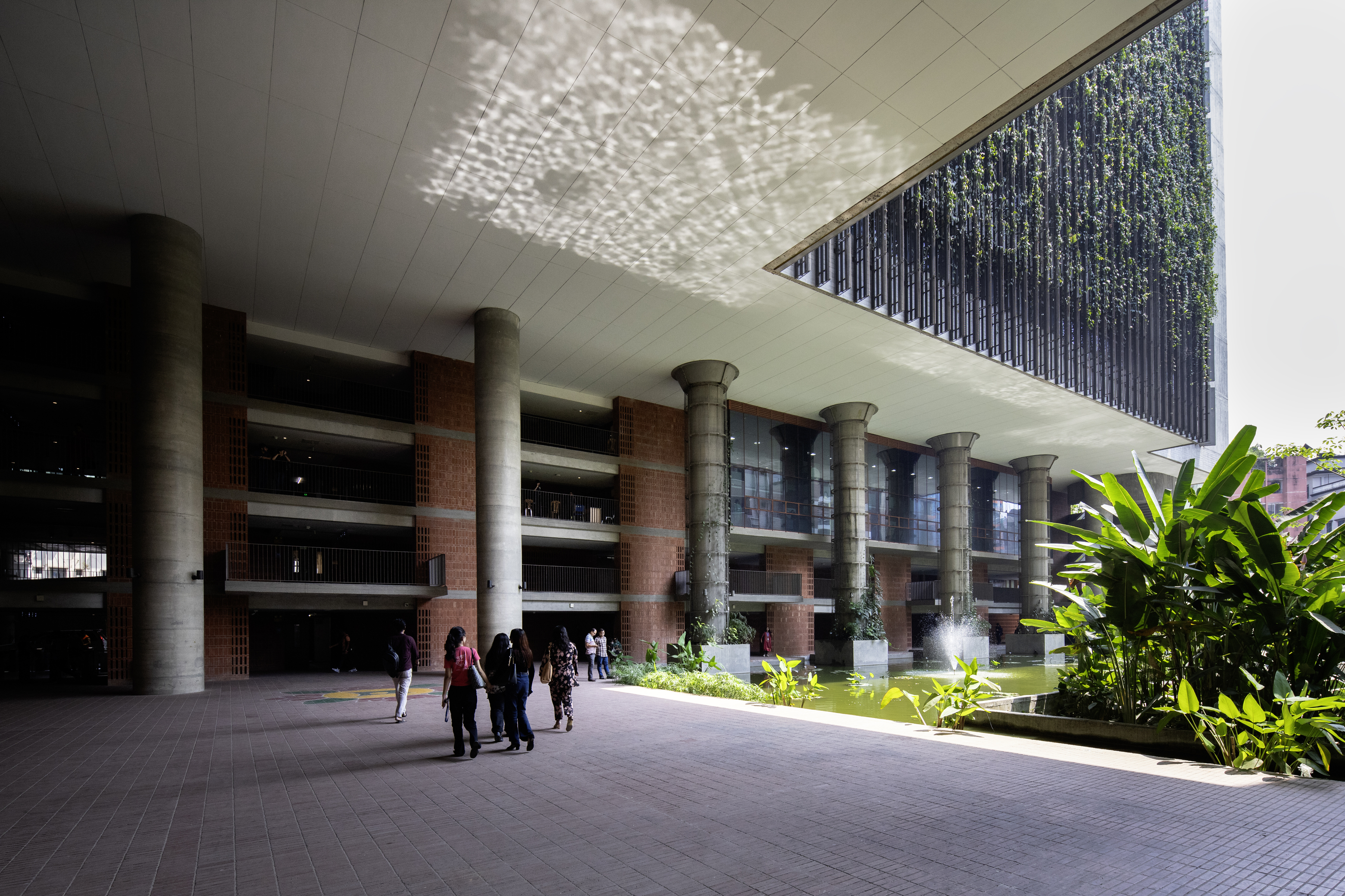 序寫當代學域新紀元 - 廢土新生垂直綠洲低能耗