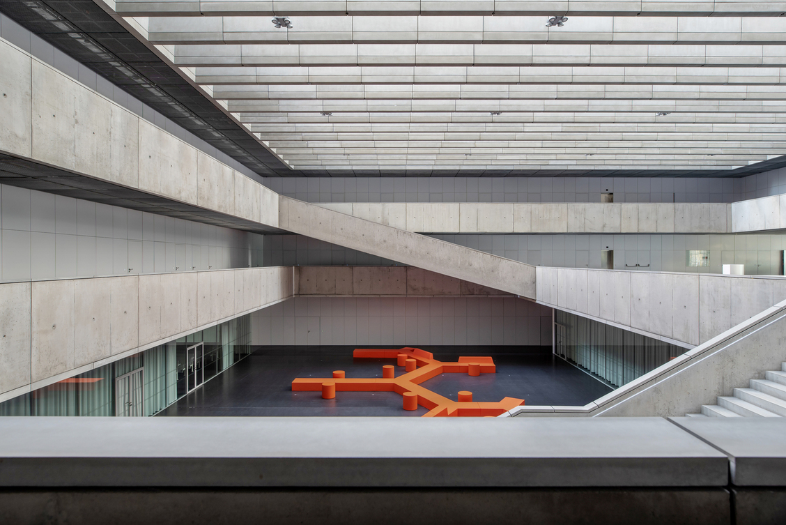 整個大廳以俐落的幾何線條建構出多層次的空間情境。