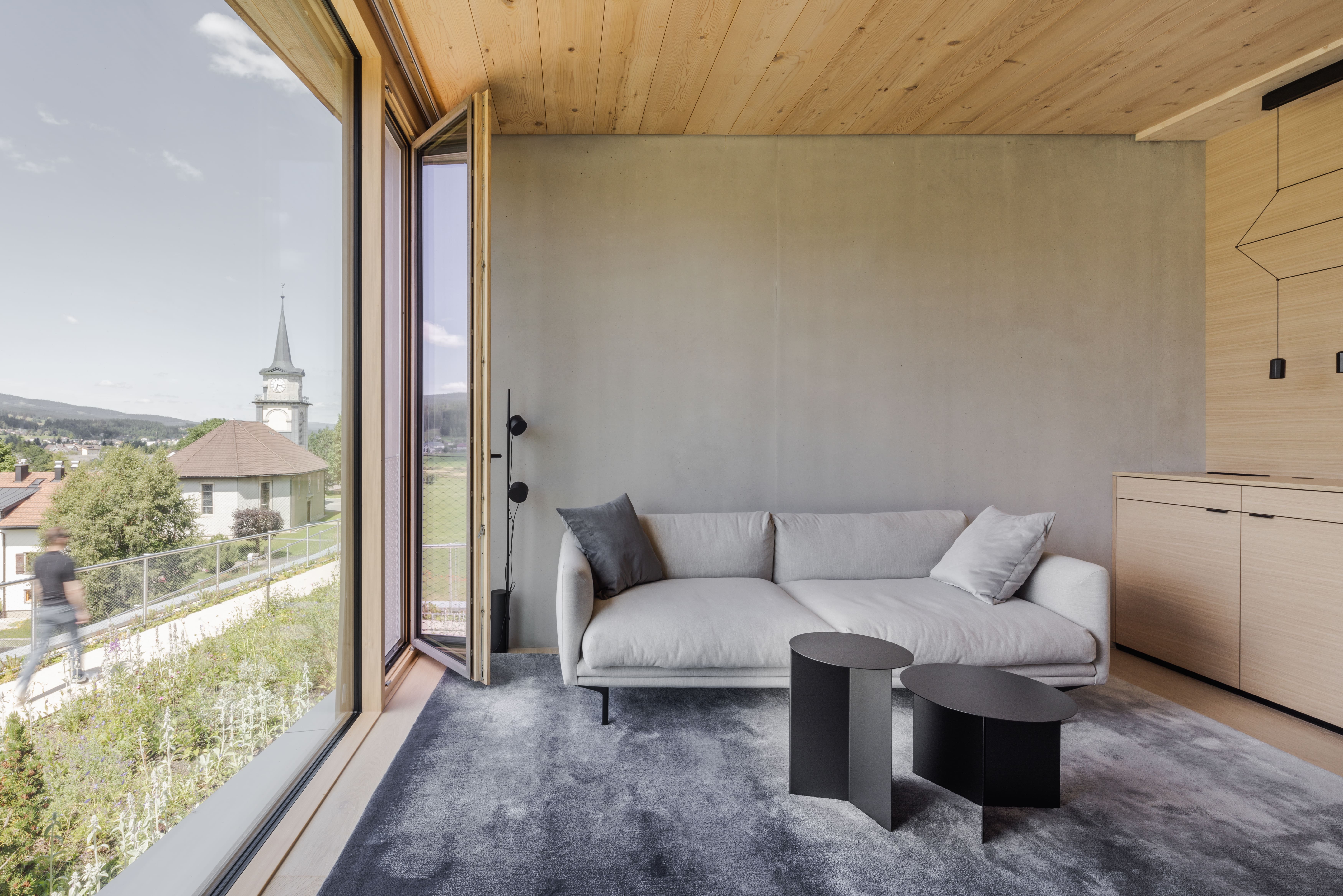 室內設計以玻璃、 木材與石材延伸自然語言。（ © Maris Mezulis ）