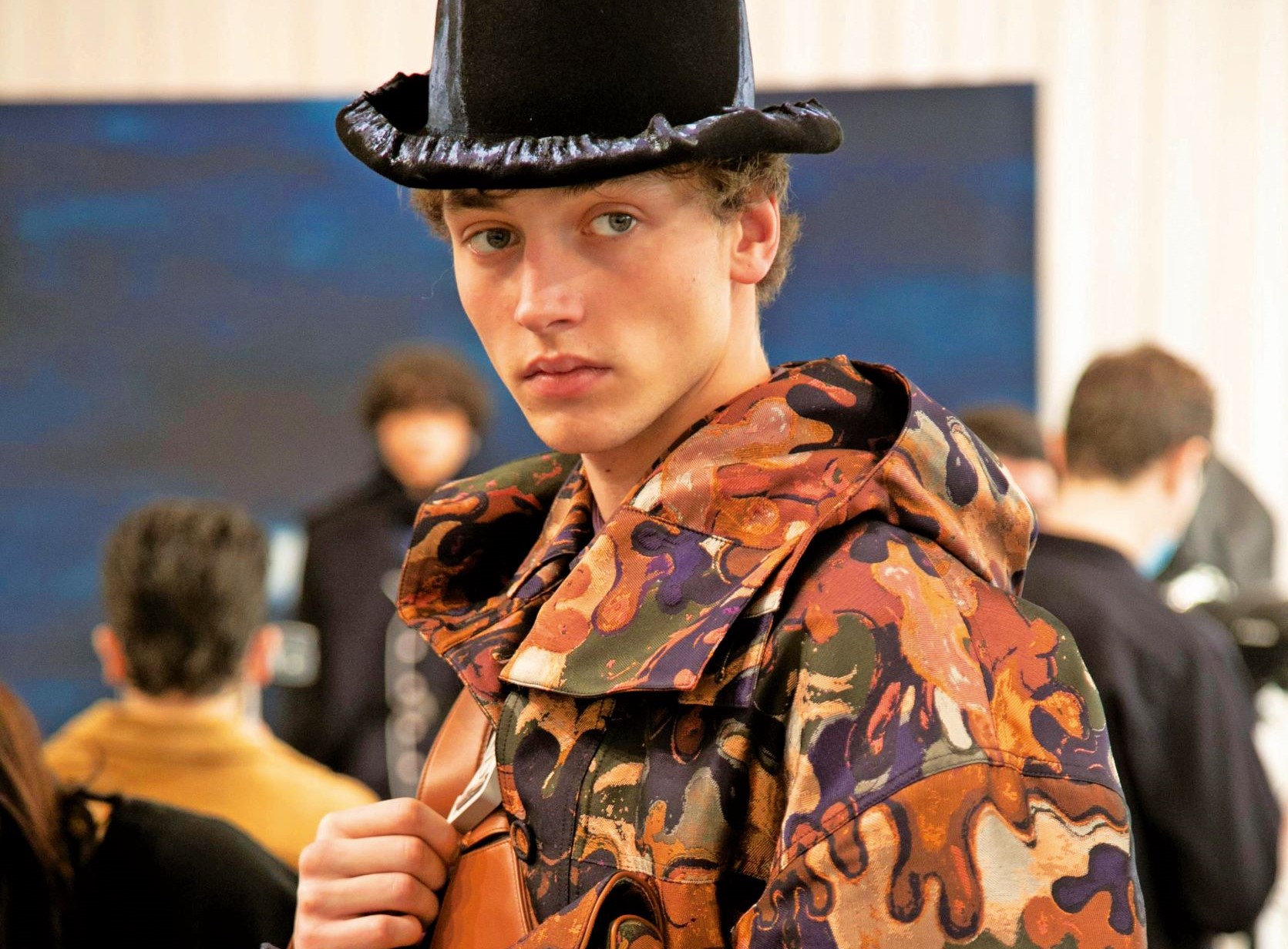 當決定和 Dior 合作時裝創作後，Peter Doig 第一件事就是翻看過往所有作品，認識服裝設計的種種細節，思考西裝、襯衫、長褲等單品如何和畫作結合。最終他決定以蝕刻畫皮技法在面料上呈現緹花般的細膩工藝，也符合自身作品色彩鮮豔、對比鮮明的風格。