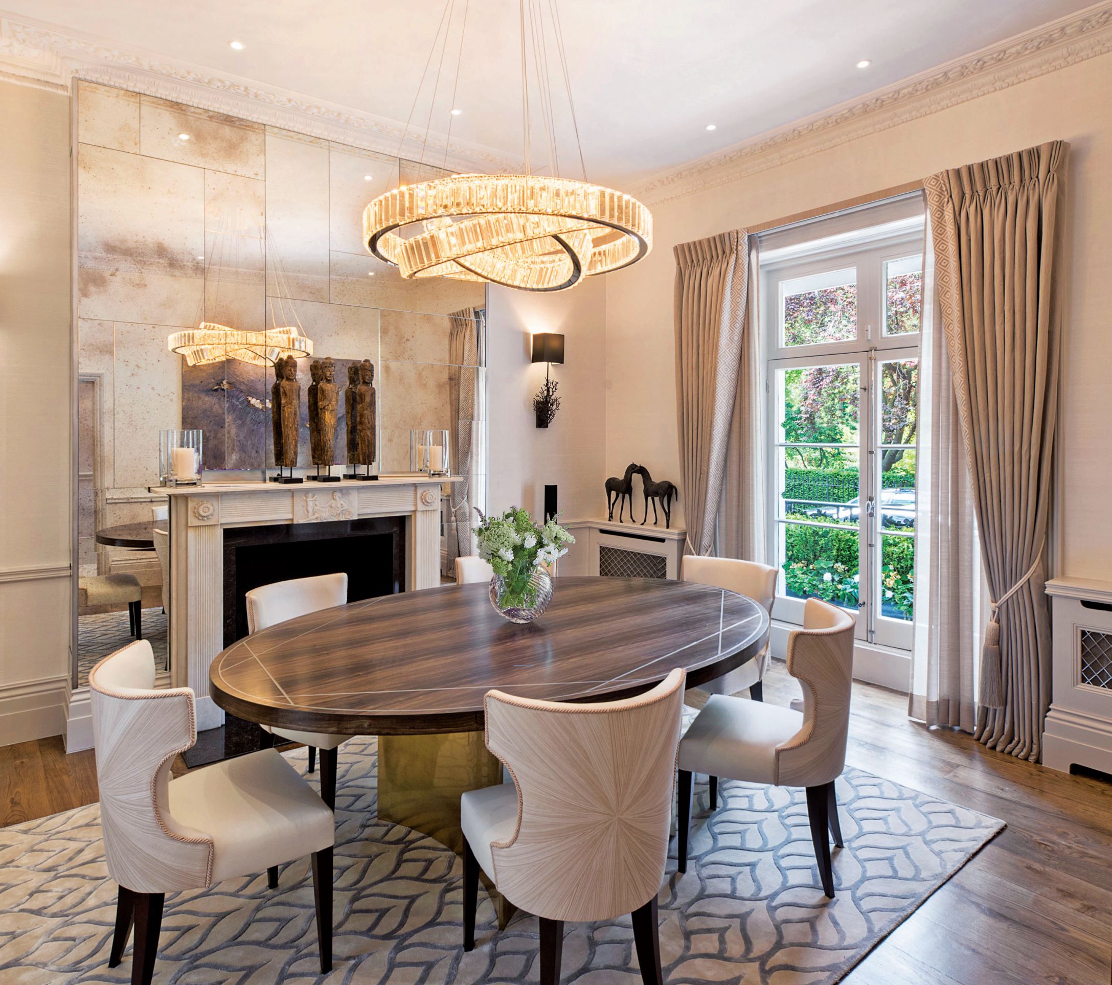 位於倫敦的典雅私宅 Egerton Crescent，藉由色彩融合古典元素，展現出一種經典的韻味。