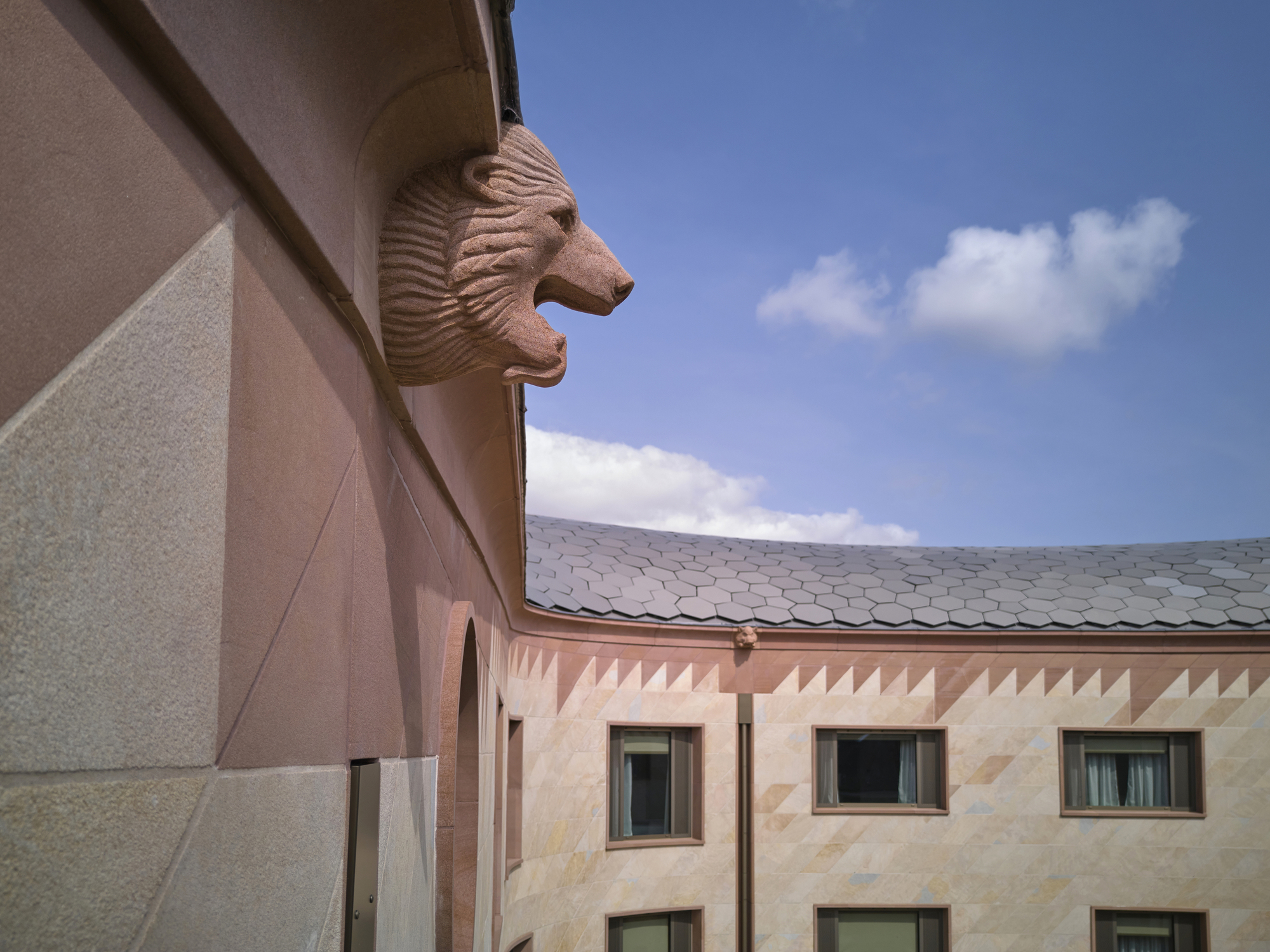 建築融入石雕家創作，並由石匠手工打造而成。