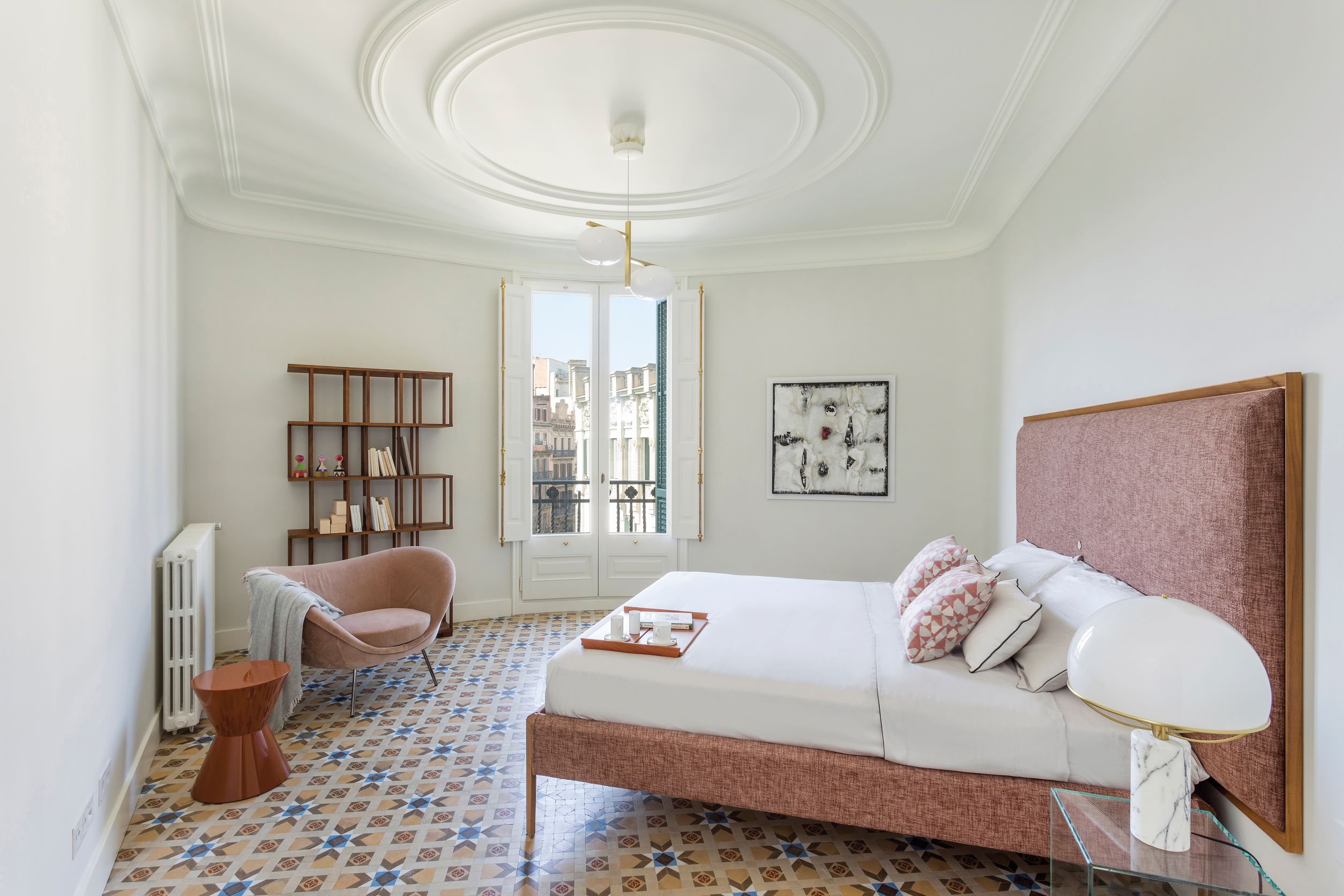 在古典的外觀下，室內格局盡量融合新舊風格，並符合當今美學與機能。