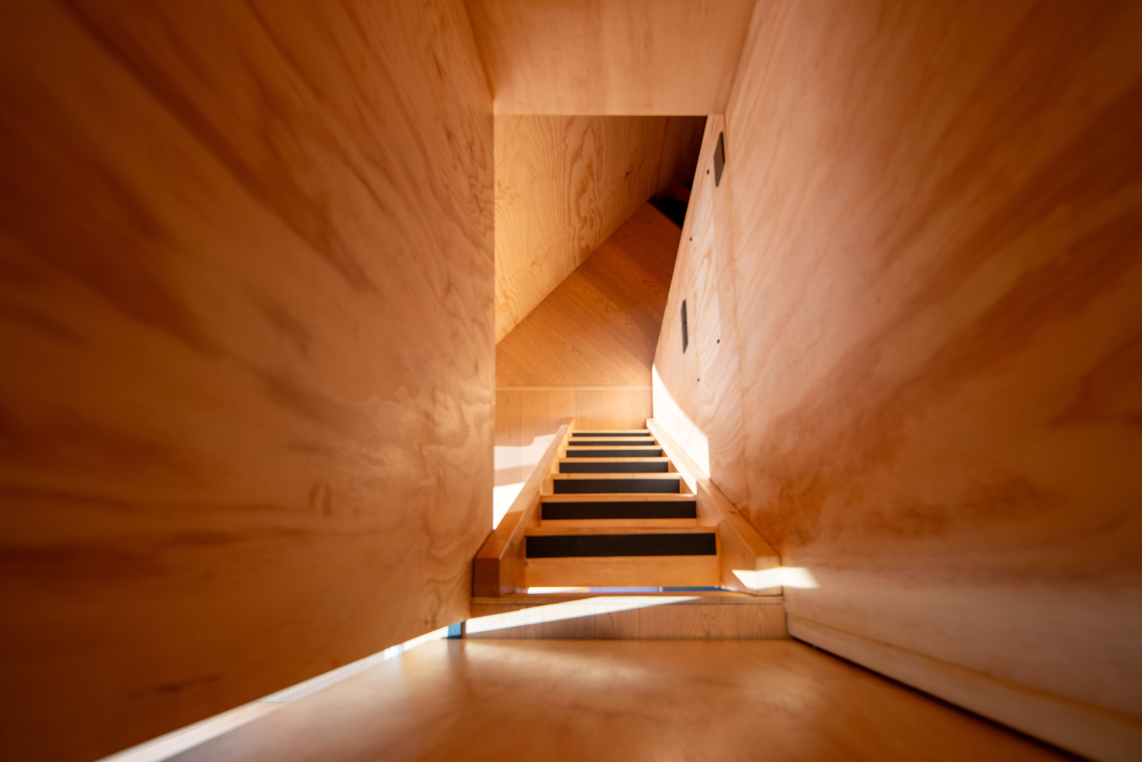 每間木屋寬度僅 2 公尺，窄小的空間僅容納一張雙人床。