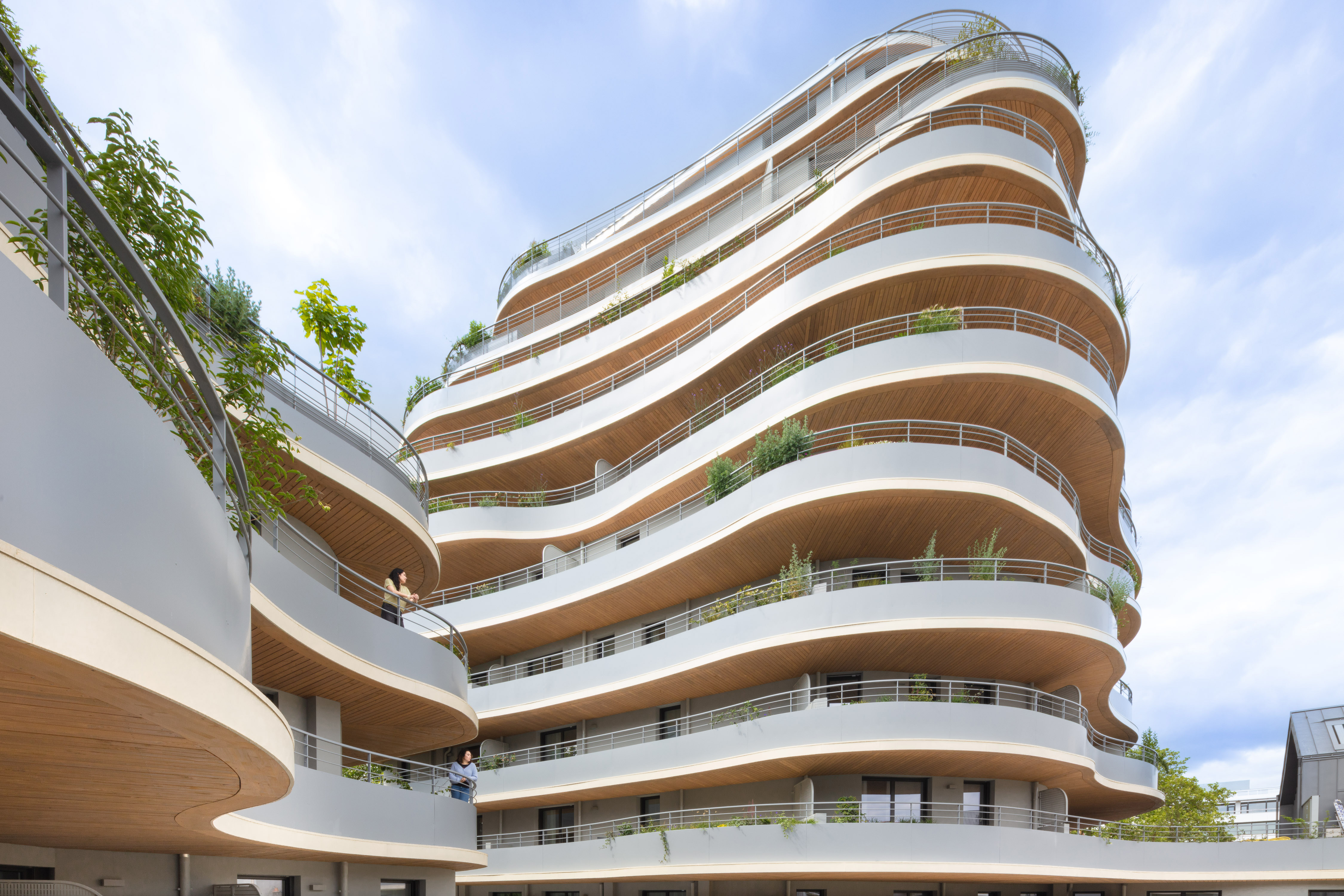 採親自然設計的 Arborescence Apartments 在展現律動美感的陽台上，種植有各式綠色植栽。