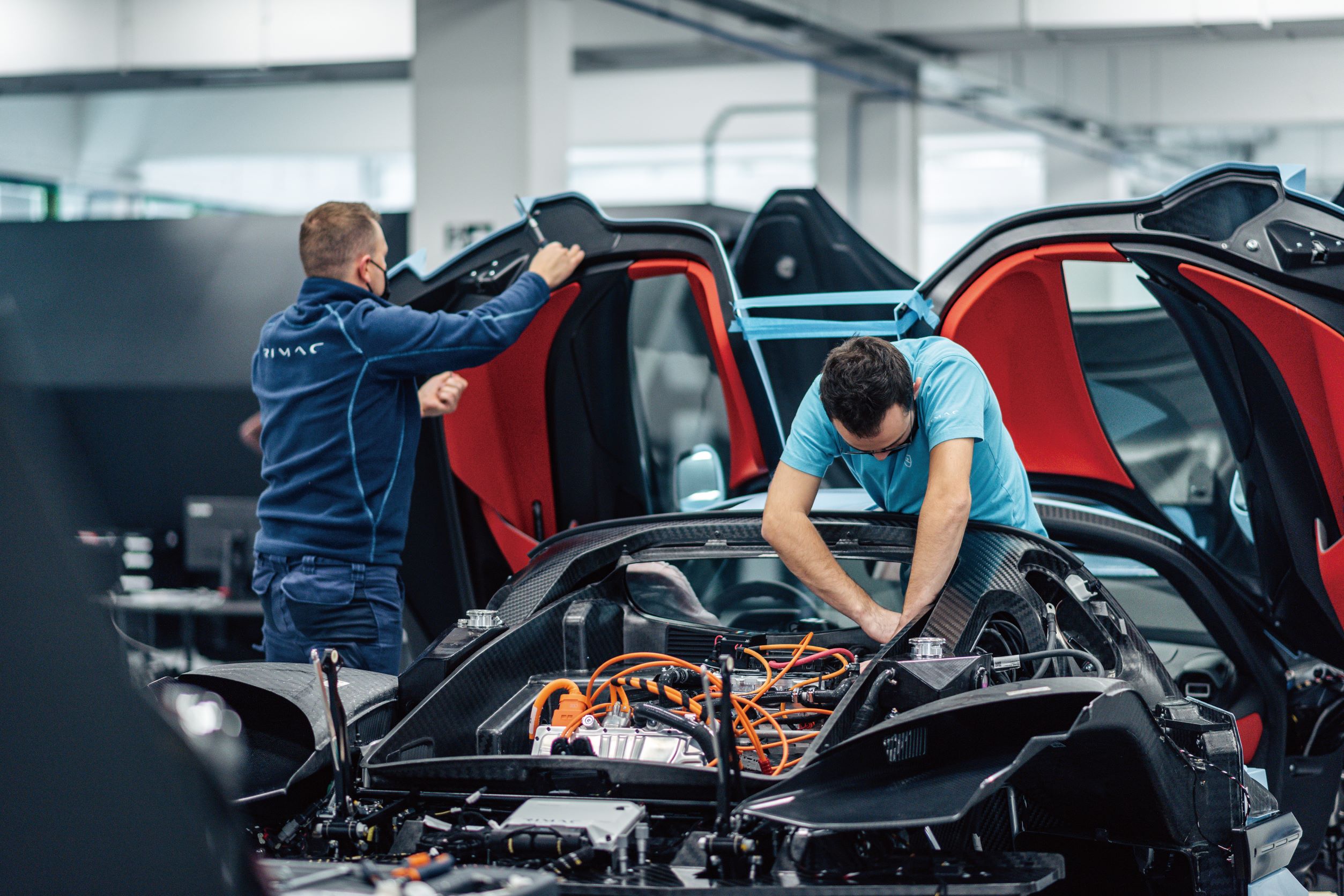 基於品牌各自獨立原則，Rimac Nevera 組裝線位於克羅埃西亞，Bugatti 則維持法國 Molsheim 的工廠生產。