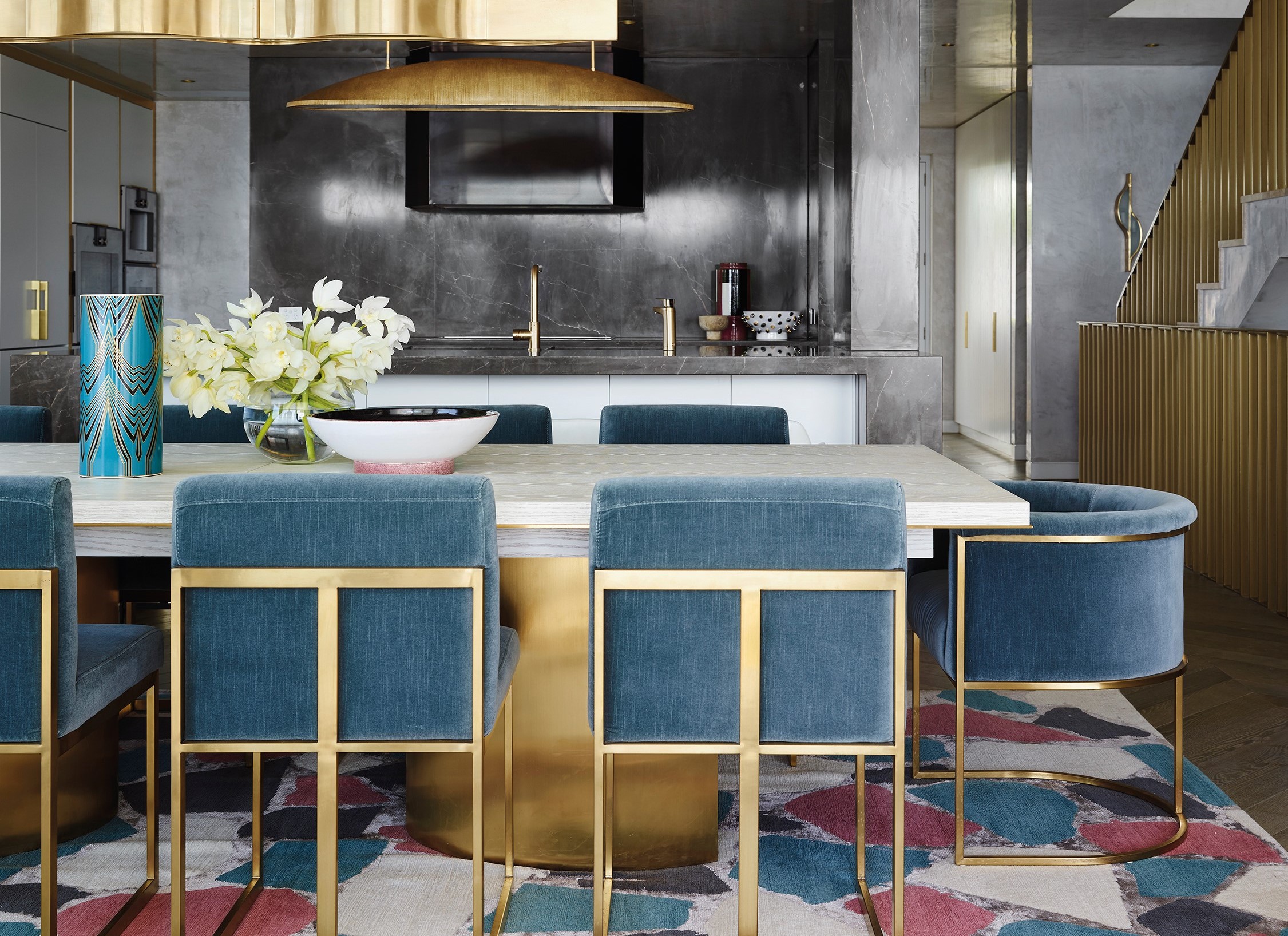 運用絢麗多彩的材質，讓空間具備著現代藝術的層次美學。