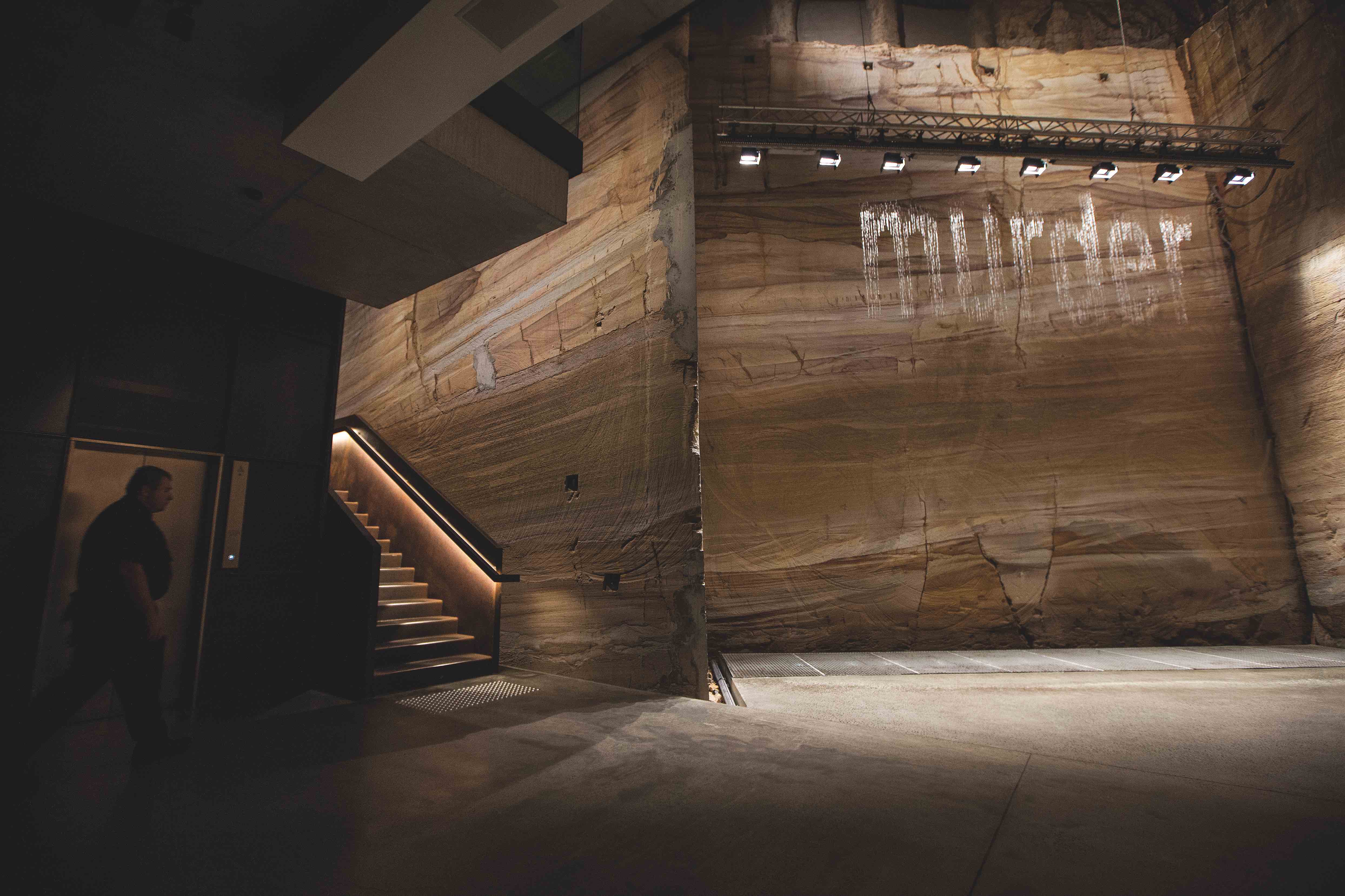 美術館內未經修飾的裸露石壁，予人粗獷、原始的感受。