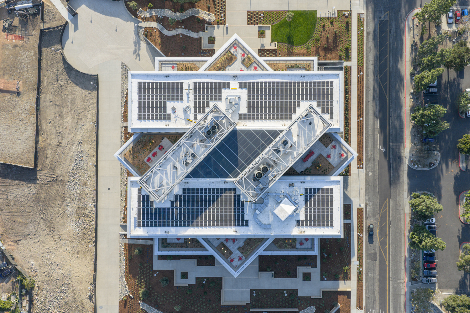 屋頂鋪設大面積太陽能板，提供穩定的再生能源。