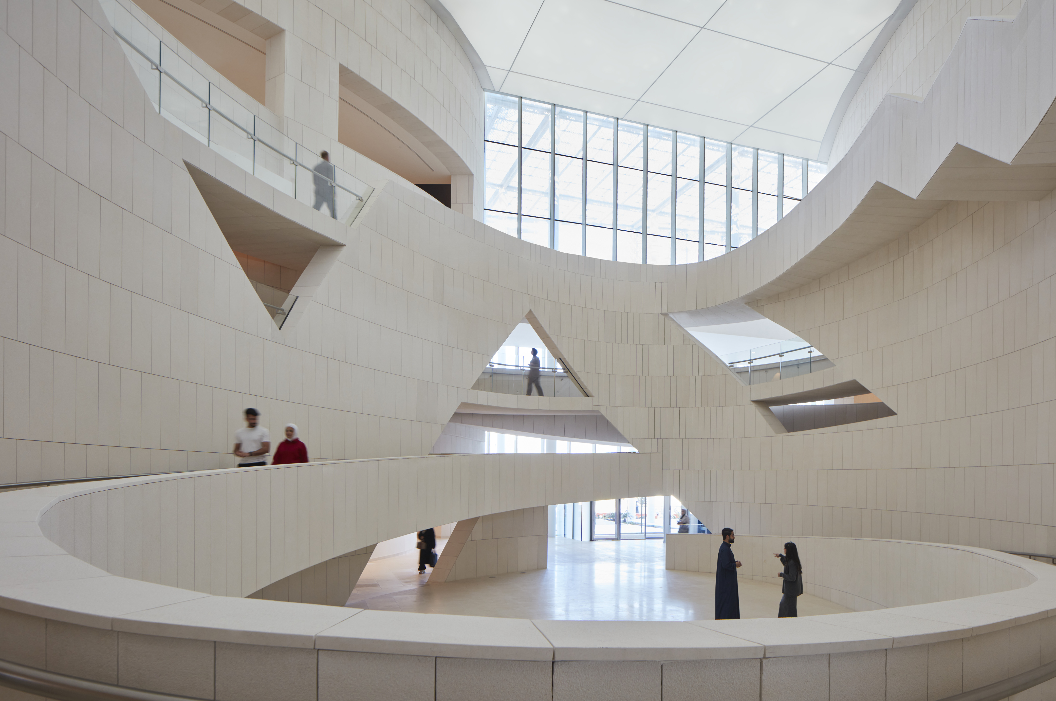 會議中心透過環形坡道引導人流穿過各個展廳。