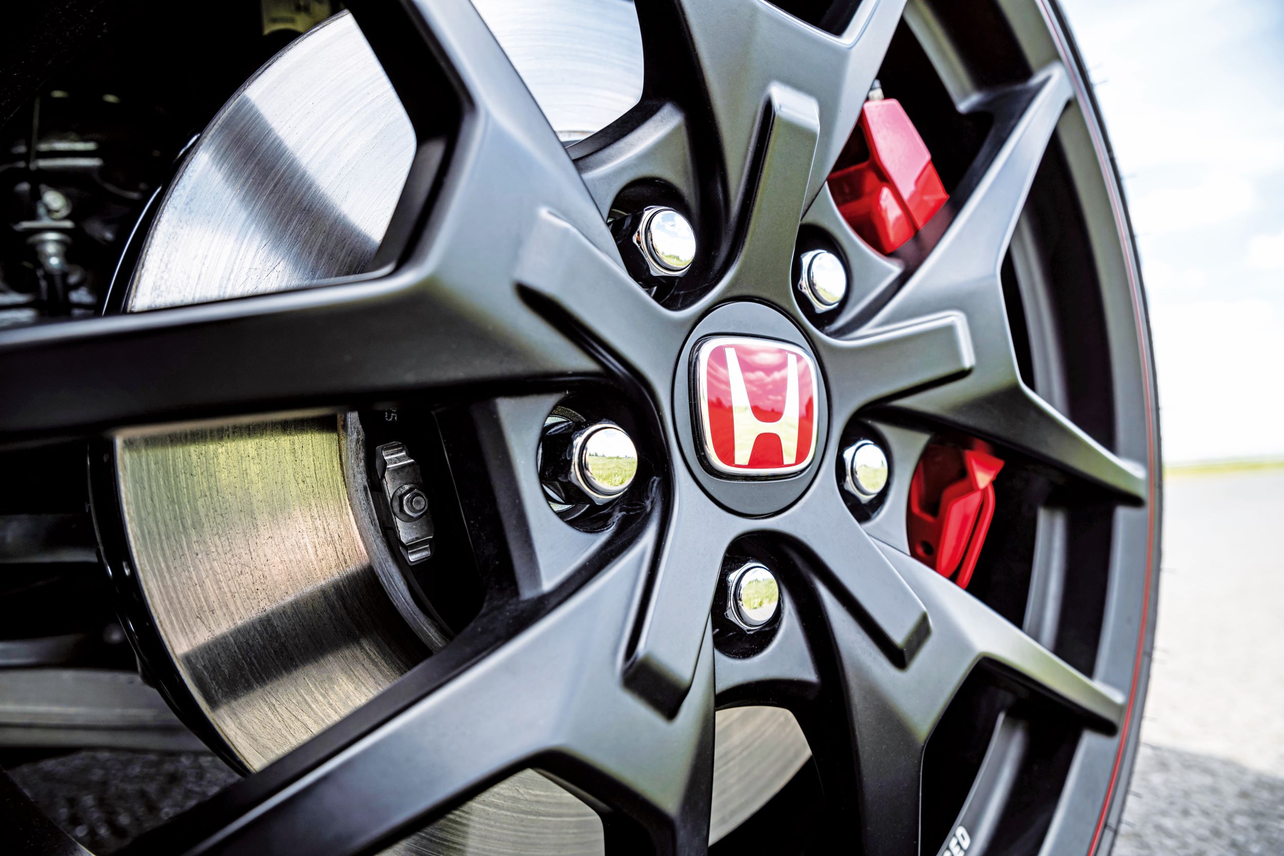 Civic Type R 充滿視覺張力，滿到幾乎要爆開的剎車碟盤與卡鉗。