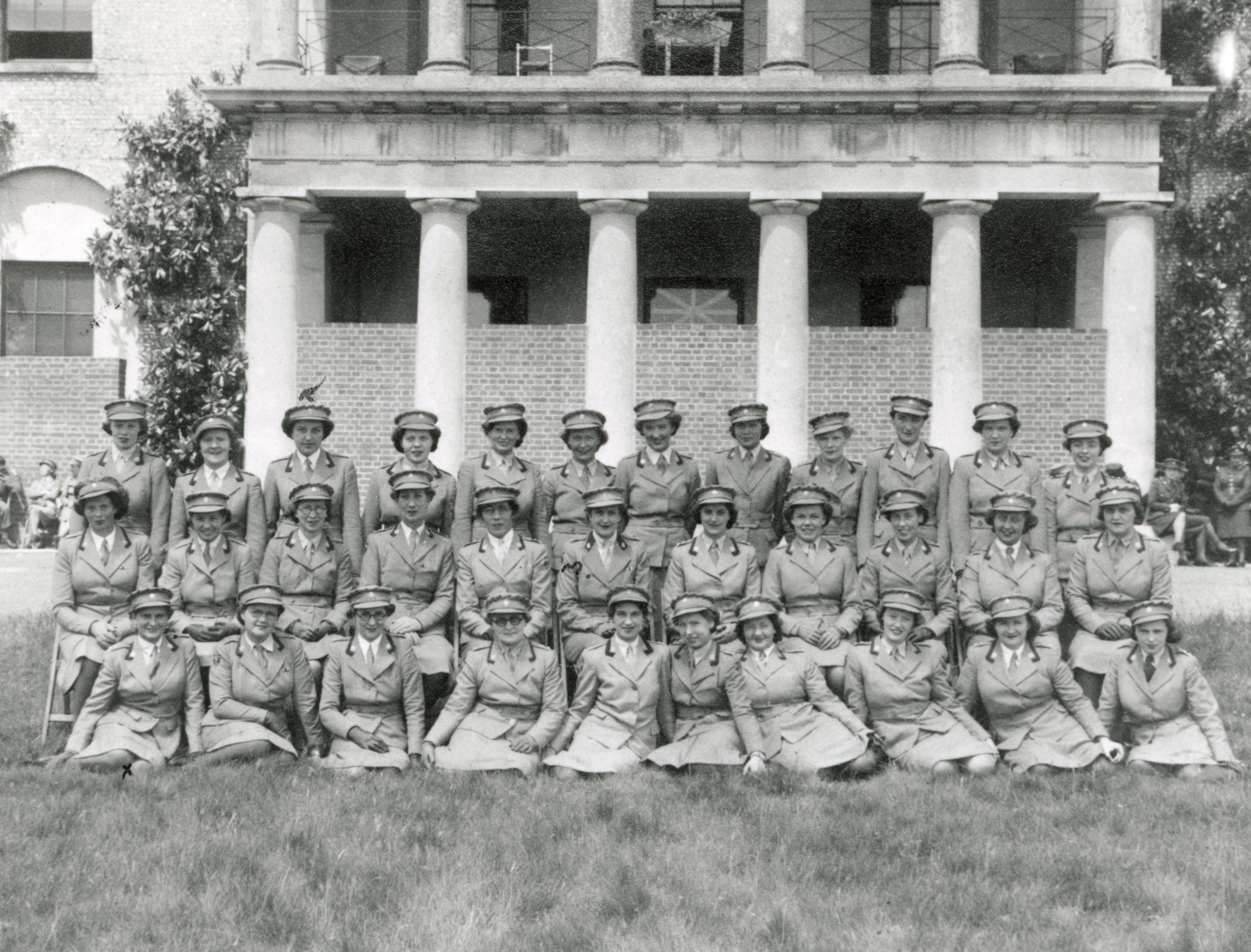 英國貴族到今日仍相當注重自己的社會責任，而 Lennox 家族也曾在動盪時期，將產業提供給英國軍方使用。