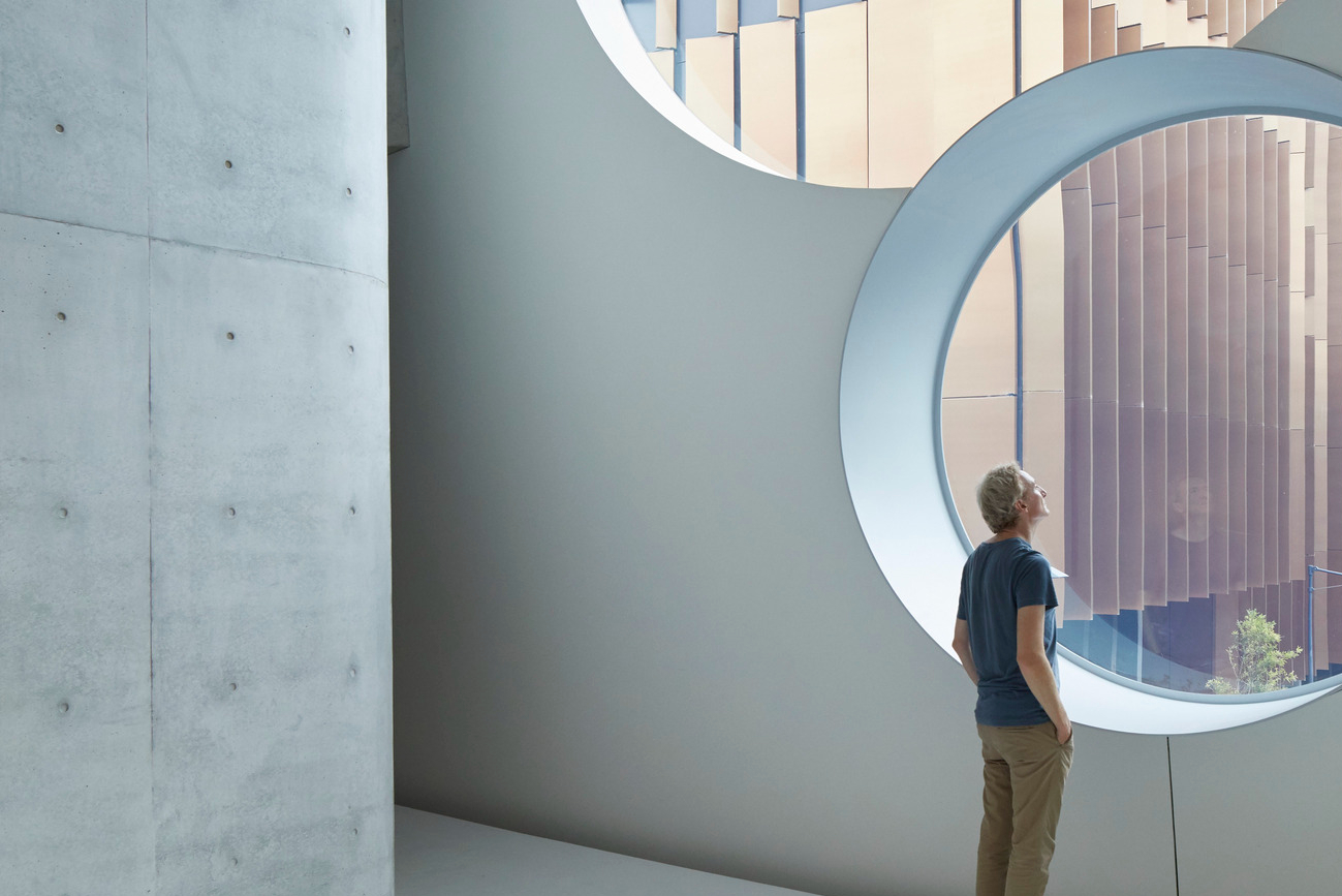 在雙圓形窗戶內，則是以清 水模建構出一方寧靜的賞景天地。（ Photo by Martin Mischkulnig ）