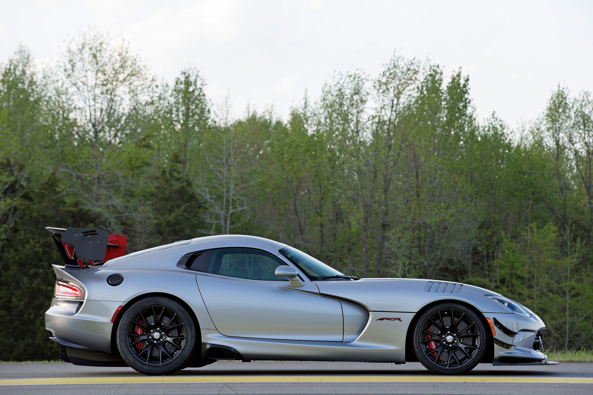 以柔軟腰身撐起看似前後兩段車身，是 Viper 外型一大魅力。