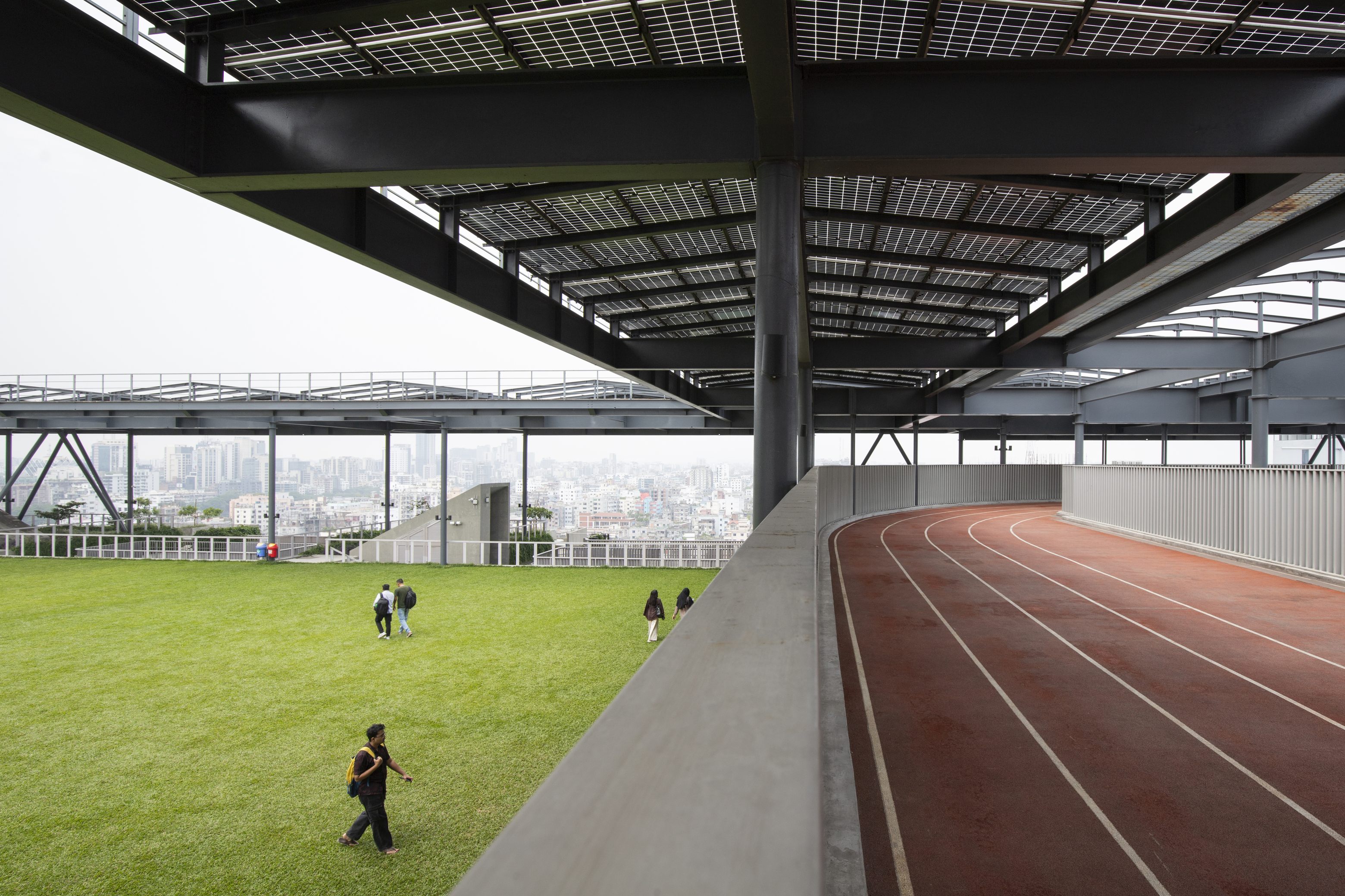 屋頂有大片綠地與跑道，並覆蓋太陽能板頂篷提供再生能源可俯瞰城市全景。