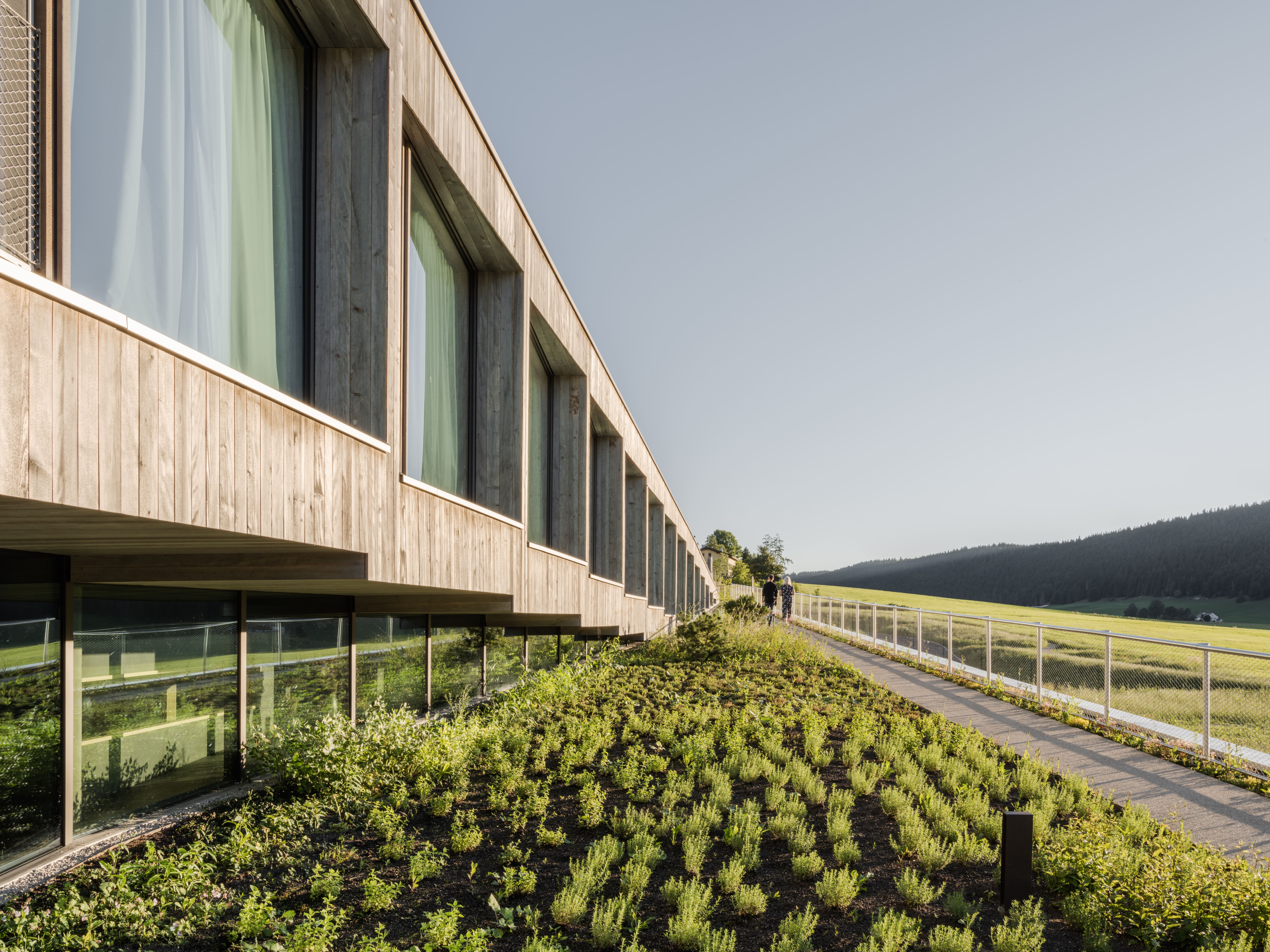 木格柵外牆呼應當地傳統木屋， 與山谷景致形成溫暖的對話。 （ © Maris Mezulis ）