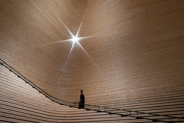 以木條裝飾出的鐘型劇院， 如同原始洞穴般充滿自然有機美。（ Photo by Julia Charles ）
