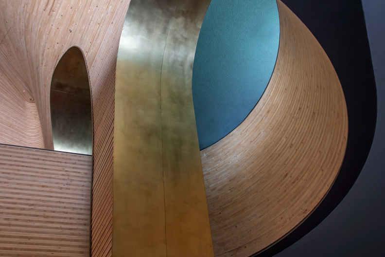 劇院裡以相互交錯的流線型 結構，營造出獨特的流動美感。（ Photo by Anthony Browell ）