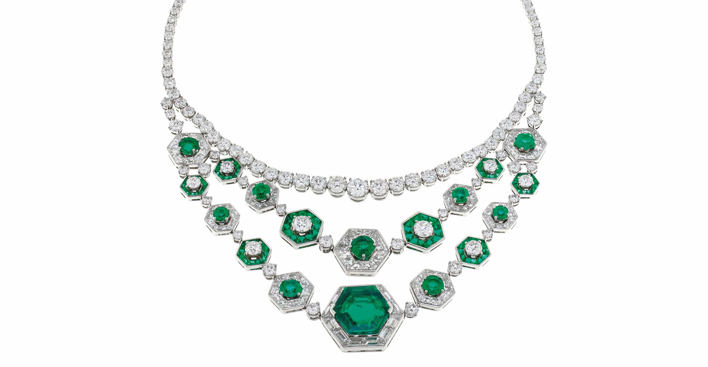 上世紀 50 年代，寶格麗第二代傳人 Constantino Bulgari 和 Giorgio Bulgari 兄弟決心推翻當時主流的鑽石飾品，選用彩色半寶石和珍稀寶石為主角，嵌入以羅馬建築為靈感設計的貴金屬座台，就此確立品牌的傳世風格，成為全球珠寶業引領風潮的先鋒。